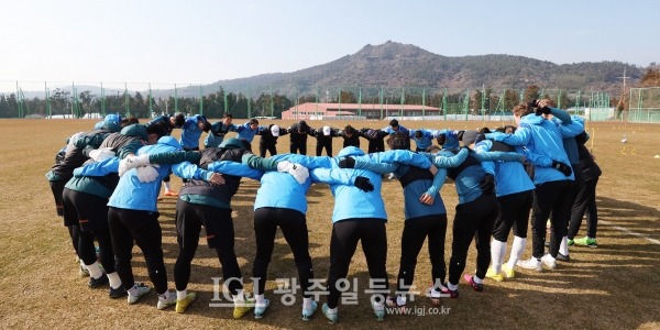 제주 전지훈련 중 스크럼을 짜는 광주FC 선수단