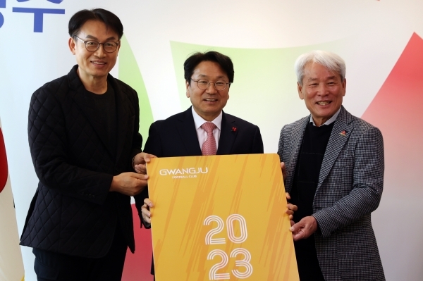 광주FC 강기정 구단주(가운데)가 1호 멤버십 카드를 구매한 후 임근훈 경영지원본부장(왼쪽), 노동일 대표이사(오른쪽)와 함께 기념 촬영을 하고 있다.