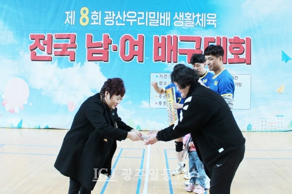 「제8회 광산 우리밀배 생활체육 전국 남녀배구대회」 남자 클럽 3부 시상식에서 신성선 광산구배구협회장으로부터 감독상을 받는 전주V9의 이현경 감독. 이 감독은 이날 백로리그와 목련리그에서 팀을 모두 우승시켜 한 대회에서 두 개의 감독상을 받는 진기록을 남겼다.