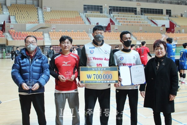 「제8회 광산 우리밀배 생활체육 전국 남녀배구대회」 남자 장년부에서 우승한 여수 에이스 선수단 대표들이 광산구 배구협회 신성선 회장과 기념 촬영을 하고 있다.