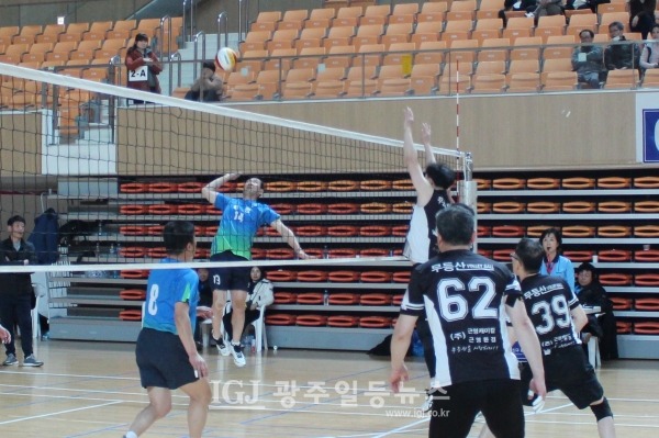 「제8회 광산 우리밀배 생활체육 전국 남녀배구대회」 남자 시니어부 결승전 광주 무등산클럽과 경남 통영시배구협회의 결승전에서 공격을 하는 통영시배구협회 선수 모습.
