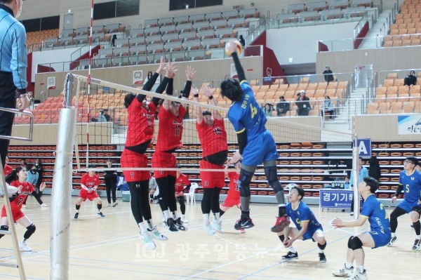 「제8회 광산 우리밀배 생활체육 전국 남녀배구대회」 남자 클럽 3부 목련리그 결승전 전주 V9(브이나인) 대 목포하나클럽M의 대결에서 V9(브이나인 선수의 스파이크에 목포하나클럽M 세 명의 선수가 블로킹을 하고 있다.