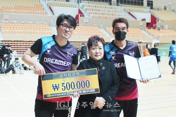 「제8회 광산 우리밀배 생활체육 전국 남녀배구대회」 남자 장년부에서 준우승한 광주 드리머스 선수 대표들이 신성선 회장과 기념 촬영을 하고 있다.