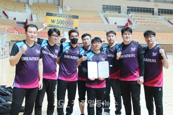 「제8회 광산 우리밀배 생활체육 전국 남녀배구대회」 남자 장년부에서 준우승한 광주 드리머스 선수단.