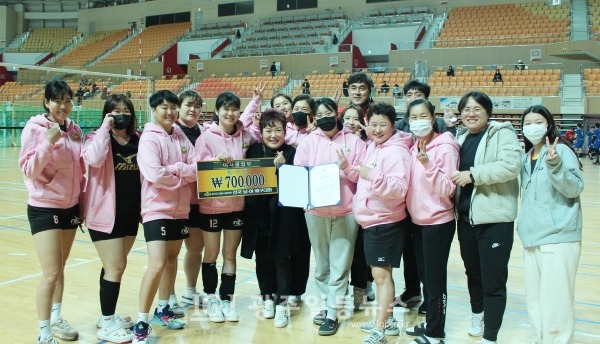 「제8회 광산 우리밀배 생활체육 전국 남녀배구대회」 여자 클럽부에 준우승하며 상금 70만 원까지 덤으로 챙긴 나이스 동호회 선수들의 기념 촬영 모습.