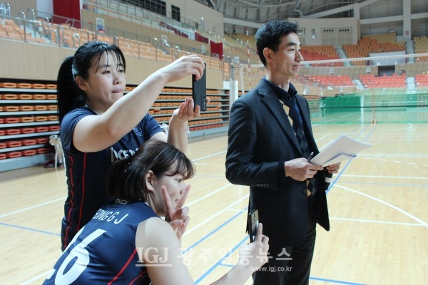 「제8회 광산 우리밀배 생활체육 전국 남녀배구대회」 여자 클럽부 우승팀 시상식에서 사진을 찍으면서도 포즈를 취하는 투게더 배구단 선수의 센스. 오른쪽은 사회를 보는 광산구배구협회 박선일 전무이사.