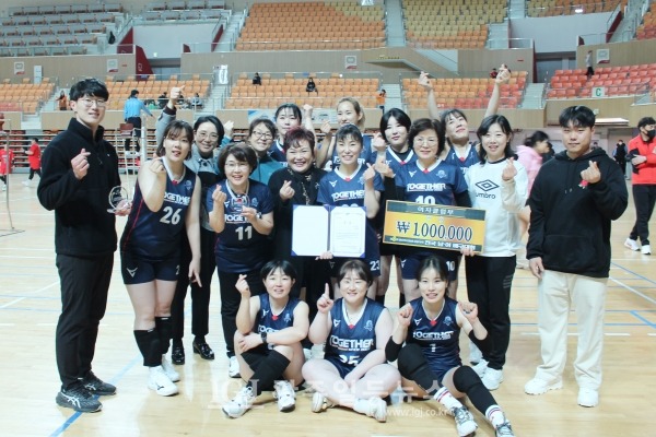 「제8회 광산 우리밀배 생활체육 전국 남녀배구대회」 여자 클럽부에서 우승한 투게더 배구단의 기념 촬영.