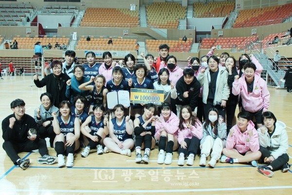 「제8회 광산 우리밀배 생활체육 전국 남녀배구대회」 여자 클럽부에서 우승과 준우승을 차지한 투게더 배구단과 에이스 배구 동호회가 함께 기념 촬영을 하고 있다.