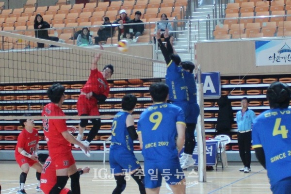 「제8회 광산 우리밀배 생활체육 전국 남녀배구대회」 남자 클럽 3부 목련리그 전주V9 마이 팀과 목포하나클럽M과의 결승전에서 목포하나클럽M 선수가 공격을 하고 있다.