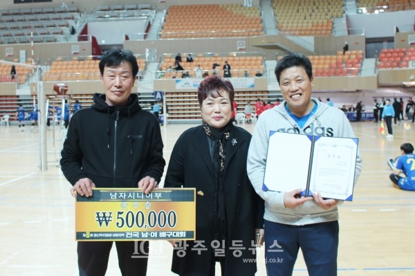 「제8회 광산 우리밀배 생활체육 전국 남녀배구대회」 남자 시니어부에서 준우승을 한 통영시배구협회 선수들과 대회를 주관한 광산구배구협회 신성선 회장이 기념 촬영을 하고 있다.