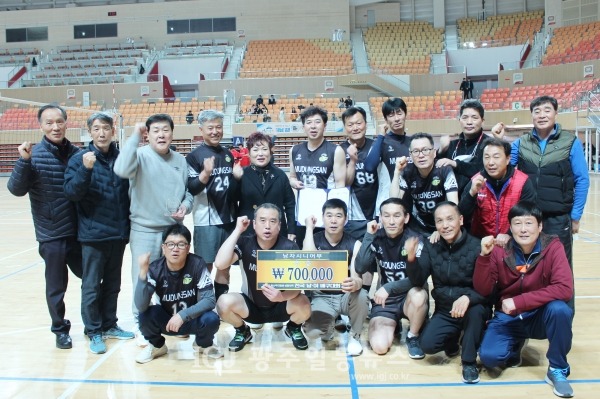「제8회 광산 우리밀배 생활체육 전국 남녀배구대회」 남자 시니어부에서 우승을 차지한 광주 무등산배구클럽 선수들의 기념 촬영 모습.