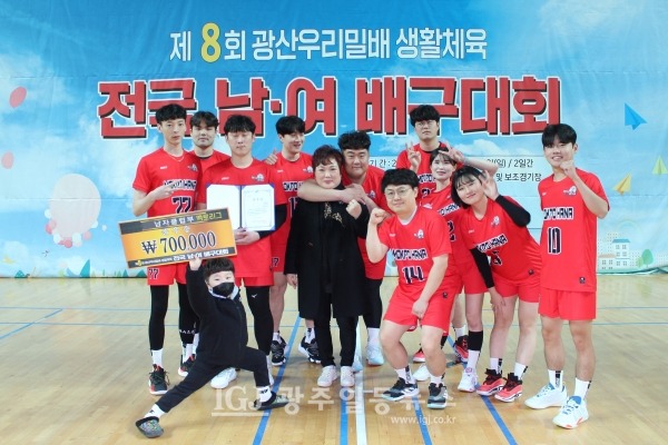 「제8회 광산 우리밀배 생활체육 전국 남녀배구대회」 남자 클럽 3부 목련리그에서 준우승을 한 목포하나클럽M 선수단의 기념 촬영.