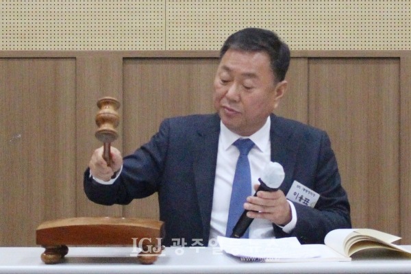 이용표 총동창회장이 광주대동고등학교 총동창회 2022 회계연도 정기총회 본회의에서 안건을 상정하고 의사봉을 타격하고 있다.