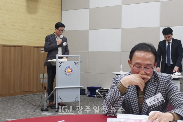 광주대동고등학교 총동창회 2022 회계연도 정기총회에서 이재광 감사가 감사보고를 하는 동안 박정규 감사가 자료를 살피고 있다. 뒤에 민기홍 사무총장이 자료를 정리하는 모습도 보인다.