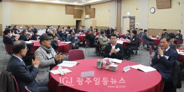 광주대동고등학교 총동창회 2022 회계연도 정기총회에 참석한 이승행 명예회장, 오형근 명예회장, 박정인 명예회장과 박충서 재경총동창회장이 박수를 치고 있다.