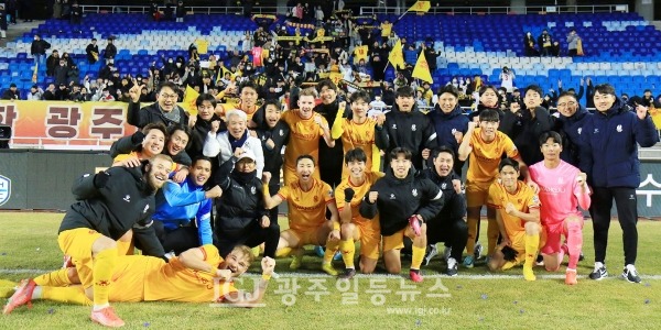 2월 25일 K리그1 2023 1라운드 개막 경기 수원삼성과의 원정 경기에서 1:0으로 승리한 광주FC 선수들이 기념 촬영을 하고 있다.