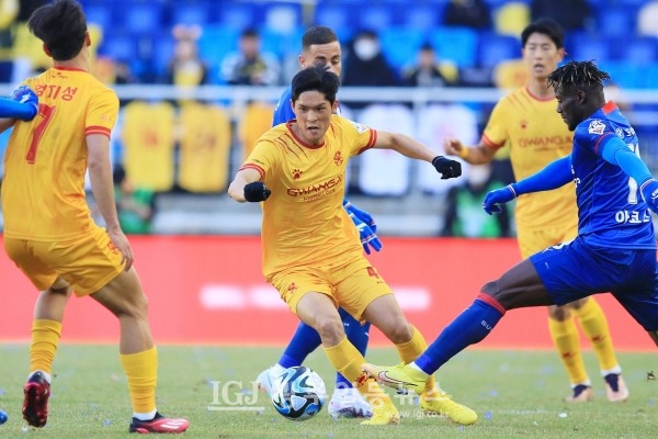 2월 25일 K리그1 2023 1라운드 개막 경기 수원삼성과의 원정 경기에서 광주FC 이순민 선수가 볼 컨트롤을 하고 있다.