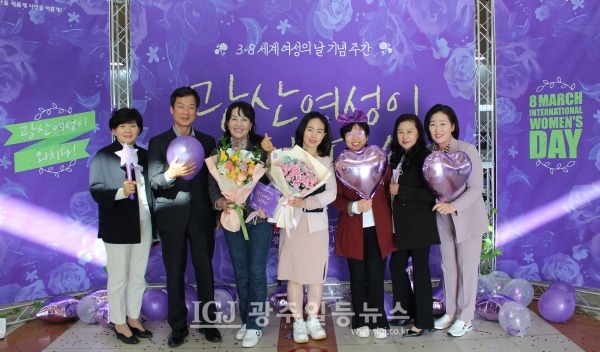「법무법인 광산」 박균택 대표 변호사가 광산구 「3‧8 세계 여성의 날 기념식」에서 유공자 표창을 받은 한소희 수상자 등과 함께 기념 촬영을 하고 있다. (왼쪽부터) 이광선 한국부인회 광산구지부장, 박점자 광산소방서 여성의용대장, 한소희 수상자(여성친화도시 광산구 시민참여단 분과장),  진효령 여성친화도시 광산구 시민참여단 분과장, 정원숙 광산구청장 여성아동과 여성친화정책팀장, 전선영 여성친화도시 광산구 시민참여단장.