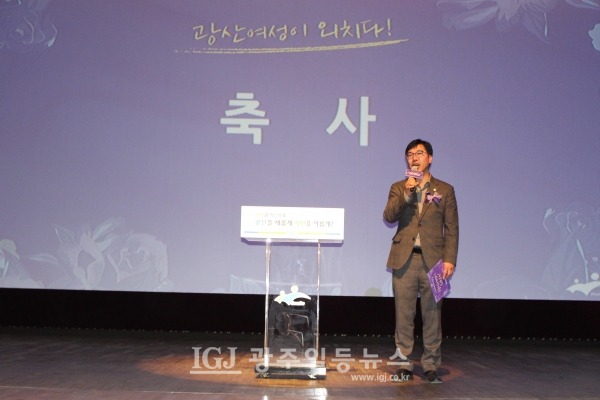 김태완 의장의 지명으로 특별 축사를 하는 윤영일 광산구의원 "아침마다 아내와 세 딸에게 '딸들아! 고맙다'라고 한다"면서 "아내는 '딸들아 일어나라'를 노래한다"고 말한다.