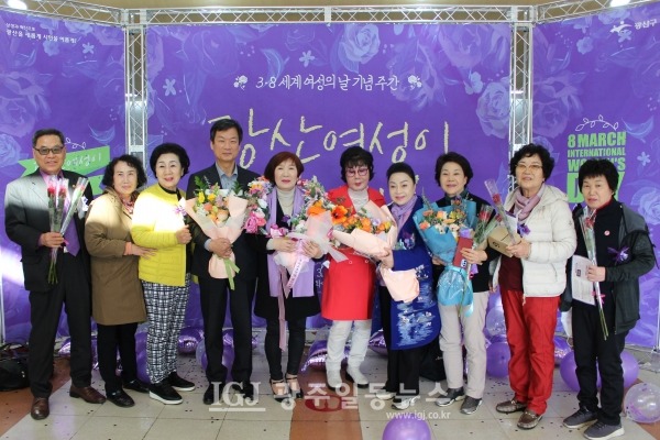 더불어민주당 윤석열 정권 검사독재 정치 탄압대책위원회 부위원장인 「법무법인 광산」 박균택 대표 변호사(왼쪽에서 네 번째)와 노치환 시인(맨 왼쪽)이 이날 유공표창을 수상한 탁근자 자유총연맹 광산구지부 여성회장(왼쪽에서 다섯 번째) 등 광산구 여성들과 함께 기념 촬영을 하고 있다.