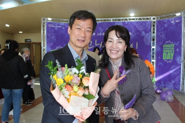 박균택 변호사와 박점자 광산소방서 여성소방대쟝의 기념 촬영.