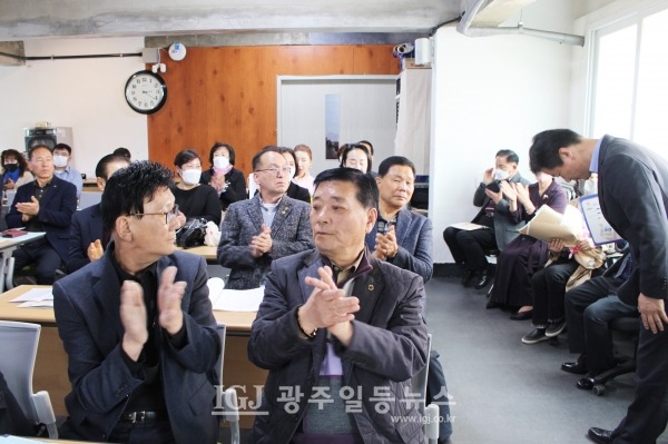 「법무법인 광산」 박균택 대표 변호사(왼쪽에서 두 번째)가 3월 9일 광주 광산구 송정1동 행정복지센터 1층 회의실에서 열린 바르게살기운동 광산구협의회 정기총회에서 성재수 수석부회장, 이몽룡 월곡2동 위원장 등 바르게 임원들이 박수로 환영하는 가운데 머리 숙여 인사를 하고 있다.
