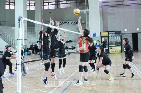 ‘2023년 광산구 자모배구 한마당’ 목련 팀과 장미 팀의 우승 결정전에서 목련 팀 박안정 선수가 공격을 하고 있다.