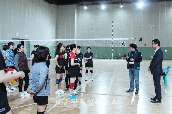 ‘2023년 광산구 자모배구 한마당’에서 노현철 회장이 「법무법인 광산」의 박균택 대표 변호사를 소개하고 있다.