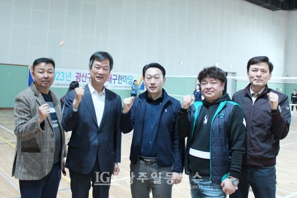 ‘2023년 광산구 자모배구 한마당’에서 노현철 회장과 「법무법인 광산」의 박균택 대표 변호사, 코카콜라노동조합 김용환 위원장이 기자의 요청으로 기념 촬영을 하고 있다. (왼쪽부터) 광산구배구협회 이현일 부회장, 박균택 변호사, 김용환 노조위원장, 노현철 신운회장, 임동균 스카이배구클럽 고문.