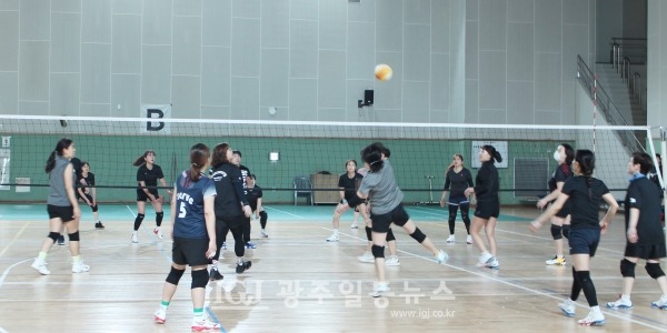 ‘2023년 광산구 자모배구 한마당’ B코트 예선 경기 모습.
