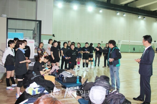 ‘2023년 광산구 자모배구 한마당’에서 노현철 회장이 B코트 밖에서 경기 대기 중인 선수들에게 「법무법인 광산」의 박균택 대표 변호사를 소개하고 있다.