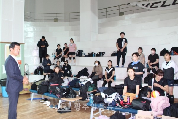 ‘2023년 광산구 자모배구 한마당’에서 인사를 하는 「법무법인 광산」의 박균택 대표 변호사.