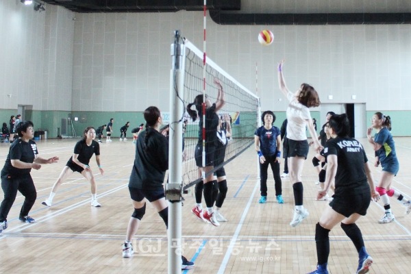 ‘2023년 광산구 자모배구 한마당’ B코트 예선 경기. 백합 팀과 장미 팀의 경기 모습.