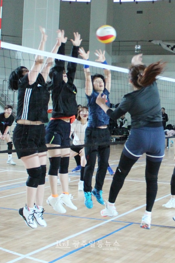 ‘2023년 광산구 자모배구 한마당’에서 공격하는 선수와 안간힘을 다해 블로킹을 하는 선수들 모습.