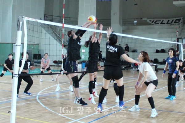 ‘2023년 광산구 자모배구 한마당’에서 백합 팀의 박미숙 선수가 타이밈이 맞지 않자 왼손으로 볼 처리를 하고 있다.