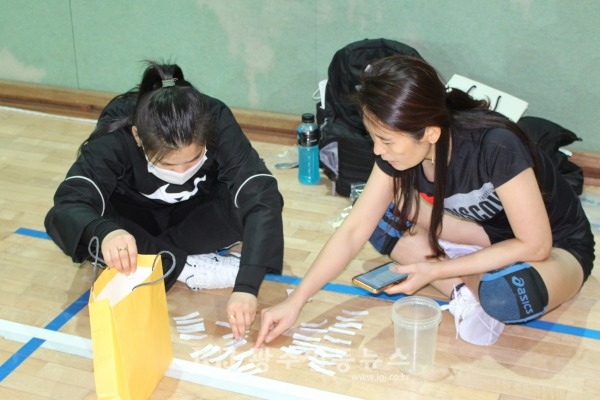 ‘2023년 광산구 자모배구 한마당’에서 경기 스태프들이 경품 추첨 번호를 점검하고 있다.