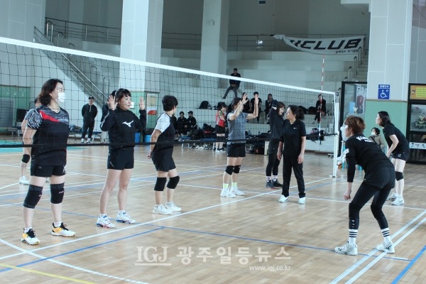 ‘2023년 광산구 자모배구 한마당’ 3.4위 결정전. 진달래와 수선화 경기 모습.