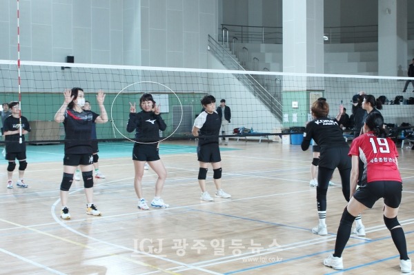 ‘2023년 광산구 자모배구 한마당’ 3.4위 결정전. 진달래와 수선화 경기에서 기자가 카메라를 들이대자 경기 중임에도 살짝 V자를 그리는 미양 선수.