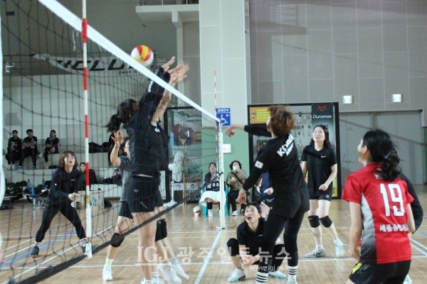 ‘2023년 광산구 자모배구 한마당’ 3.4위 결정전. 진달래와 수선화 경기에서 진달래 팀 정영숙 선수가 공격할 때 세터 이수연 선수가 블로킹에 대비한 수비 준비를 하고 있다.