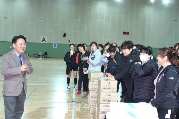 ‘2023년 광산구 자모배구 한마당’  경품 추첨에서 산업자원부 대변인 출신인 김성진 아시안치매연구재단 이사장이 담첨자를 호명하고 있다.