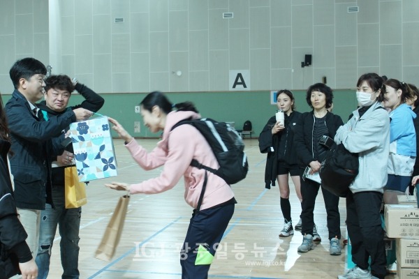 ‘2023년 광산구 자모배구 한마당’ 경품 추첨에서 유지호 한일종합기계(주) 상무가 당첨된 목련초 OB 히로미 선수에게 선물을 전달하고 있다.