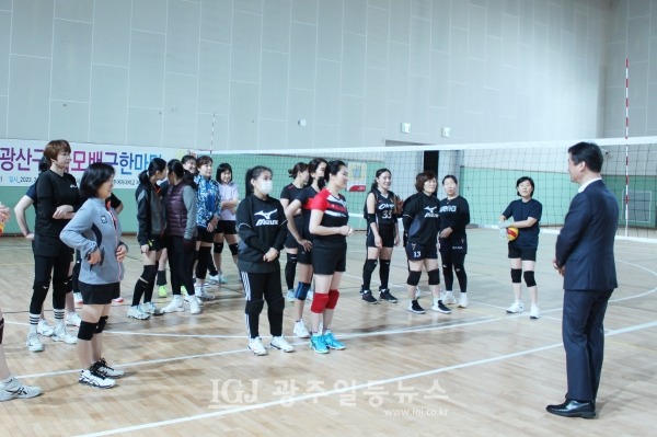 첨단스카이배구클럽 소속이기도 한 「법무법인 광산」 박균택 대표 변호사가 '2023년 광산구 자모배구 한마당'을 찾아 선수들을 응원하고 있다.