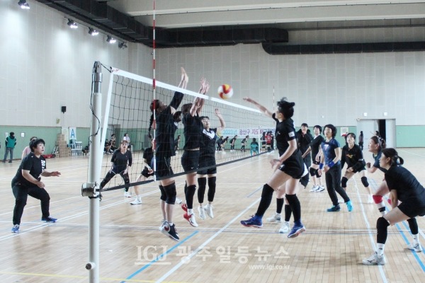 ‘2023년 광산구 자모배구 한마당’ 목련 팀과 장미 팀의 우승 결정전에서 목련 팀 박안정 선수가 공격을 하고 있다.