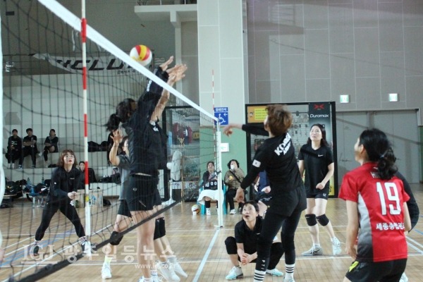 ‘2023년 광산구 자모배구 한마당’ 3.4위 결정전. 진달래와 수선화 경기에서 진달래 팀 정영숙 선수가 공격할 때 세터 이수연 선수가 블로킹에 대비한 수비 준비를 하고 있다.