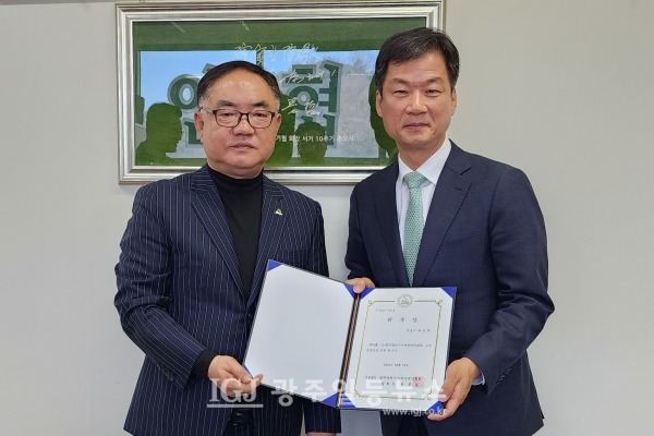 박종필 (사)광주광역시지체장애인협회 협회장(왼쪽)으로부터 고문 변호사 위촉장을 받은 박균택 「법무법인 광산」 대표 변호사(오른쪽)가 기념 촬영을 하고 있다.