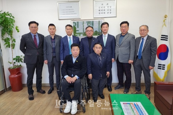 「법무법인 광산」 박균택 대표 변호사가 (사)광주광역시지체장애인협회 박종필 협회장을 비롯한 임원들과 함께 기념 촬영을 하고 있다.