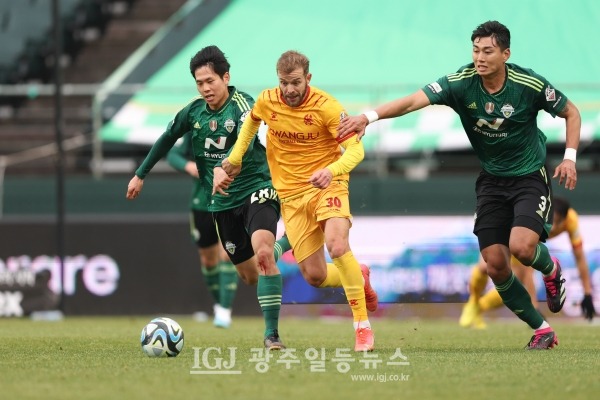 전북 현대와의 3R 경기에서 광주FC의 토마스 선수가 적진을 헤집고 있다.