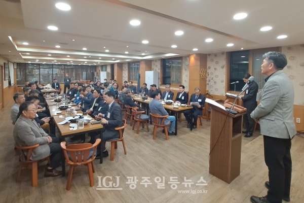 광산구 화정떡갈비 2층에서 열린 「광주 대동고 송정지역 총동문회(대송회)」 창립총회 및 창립대회에서 대동포럼 강정구 의장이 축사를 하고 있다.