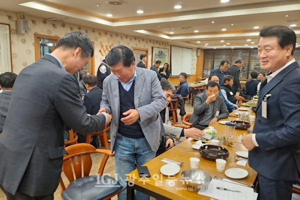 「광주 대동고 송정지역 총동문회(대송회)」 창립총회 및 창립대회 만찬을 시작하기 전 10회 박균택 돟문이 1회 고영국 동문에게 인사를 하며 명함을 전달하고 있다. 2회 김의철 동문이 이를 흐뭇하게 바라보고 있다.