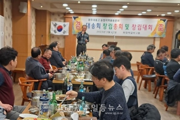 대동고등학교 4회 동문으로서 모교에서만 재직하다 정년 퇴직을 한 김성식 동문이 동문 서로간의 화합과 지원을 강조하고 있다.